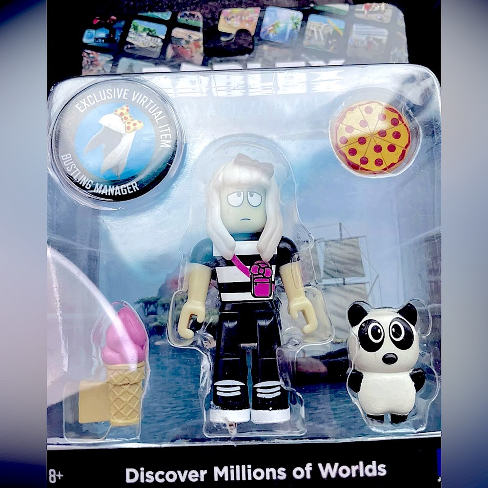 Robots collection work at pizza place,Mia is figurine